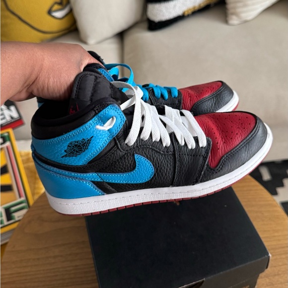Jordan 1 Retro High OG Black/Powder Blue/Gym Red - Picture 3 of 9
